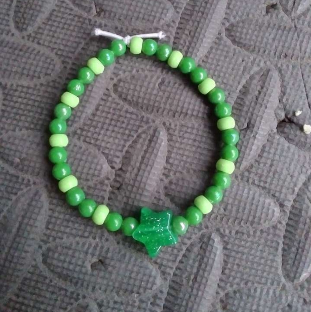 Green star bead bracelet